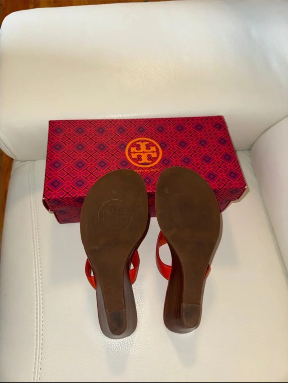 TORY BURCH ORANGE LEATHER THONG SANDALS WITH LOGO MEDALLION